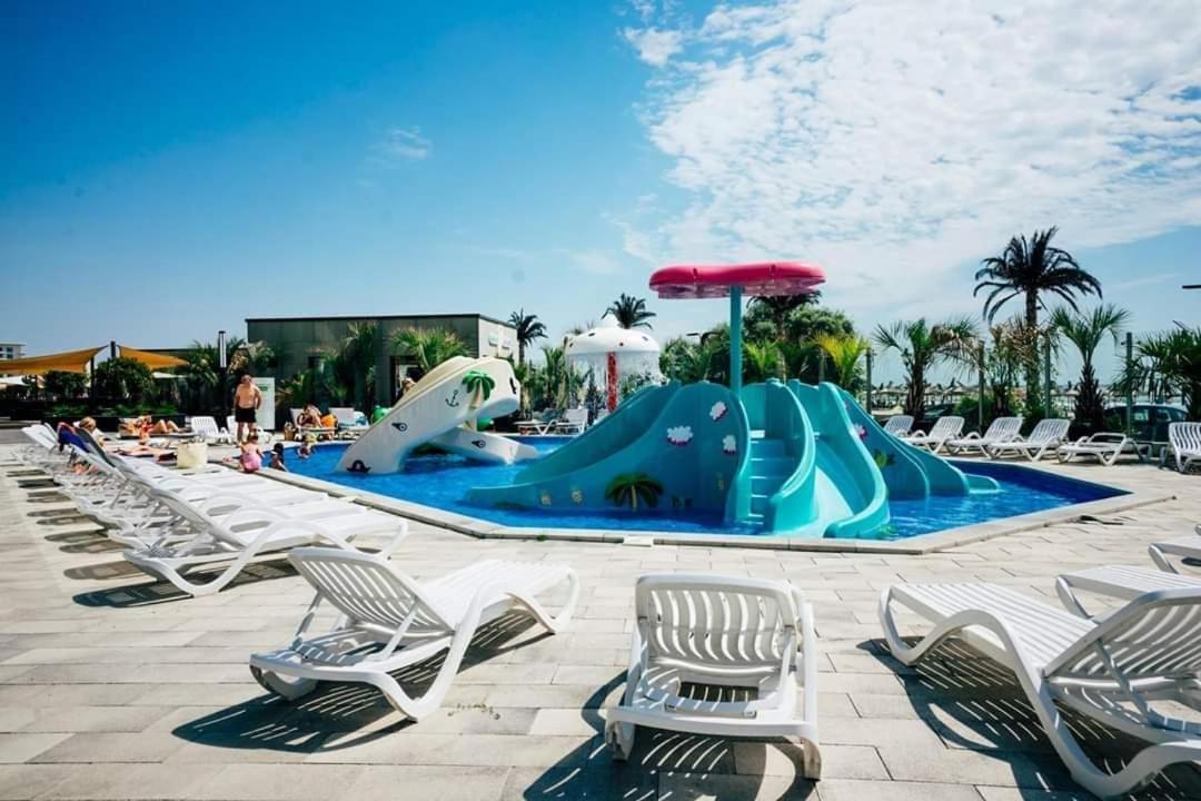 Desiree Beach Apartment Năvodari Екстериор снимка
