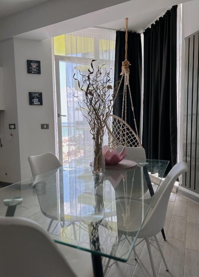 Desiree Beach Apartment Năvodari Екстериор снимка