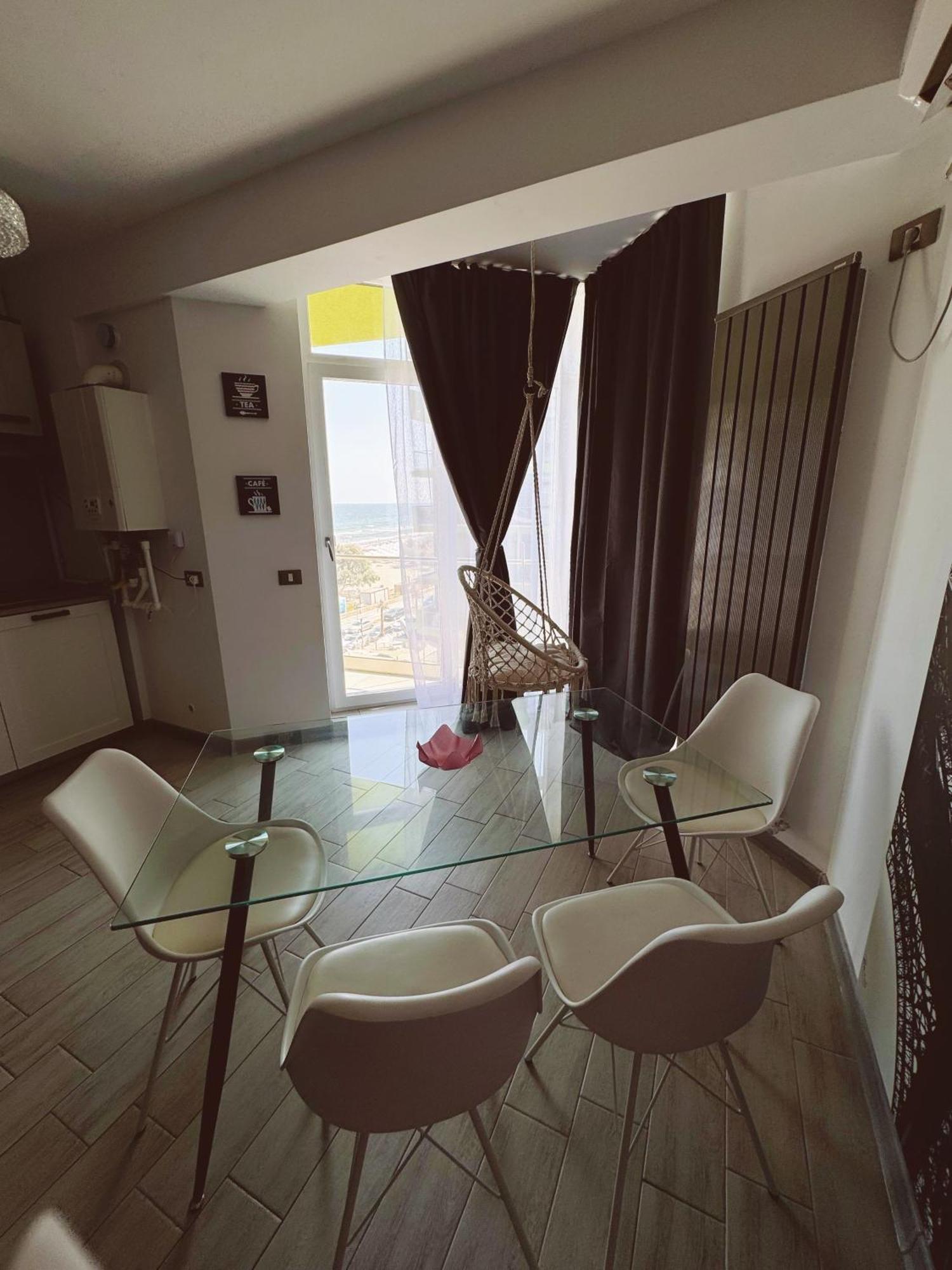 Desiree Beach Apartment Năvodari Екстериор снимка